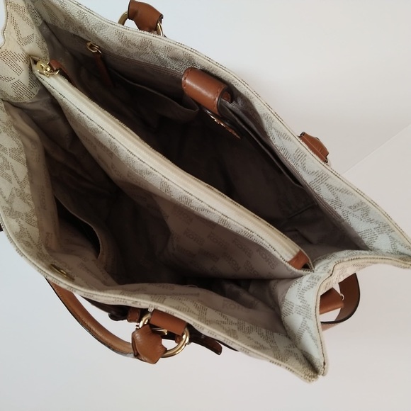 MICHAEL MICHAEL KORS
Large Vanilla Logo Printed Tote Bag - Picture 11 of 16